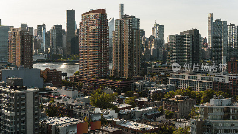 皇后区长岛市猎人角(Hunters Point)的住宅共管公寓，可以俯瞰东河(East River)上的曼哈顿中城(Midtown Manhattan)。